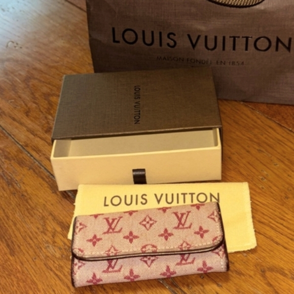 LV Cherry Monogram Mini Lin Key Holder - Picture 3 of 11